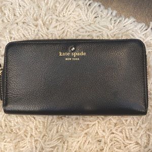 I’m selling a Kate Spade black wallet